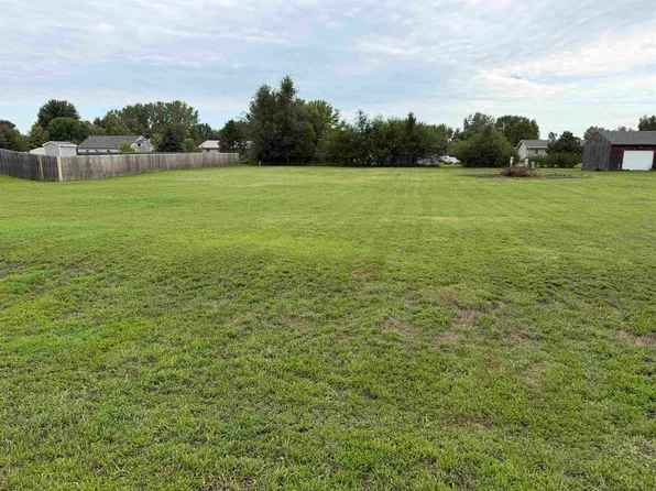 16 Rainbow St, Yankton, SD 57078