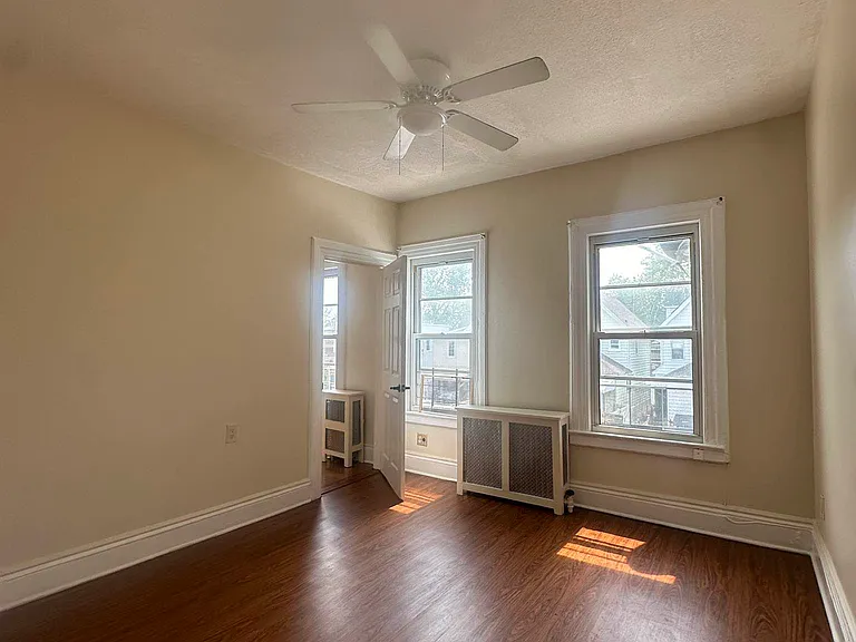 1050 E 94th St #3 — Photo 5