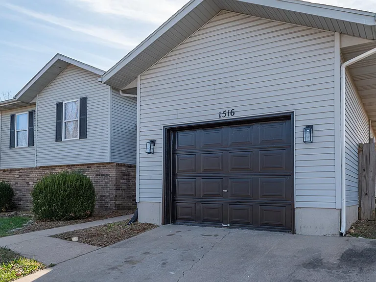 1516 W Meadow St — Photo 2