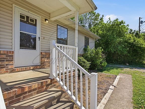 4th image of 109 Cloverdale Dr #B