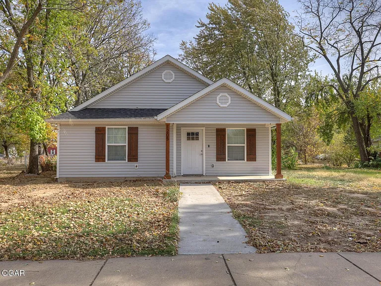 1205 S Jackson Ave — Photo 1