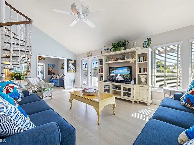 424 Lagoon Dr — Photo 8