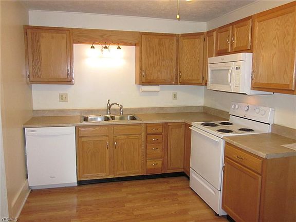4th image of 878 W Spruce Ave