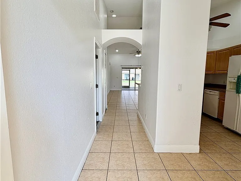 527 NE 24th Pl — Photo 4