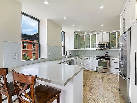 5th image of 180 W 81st St #5