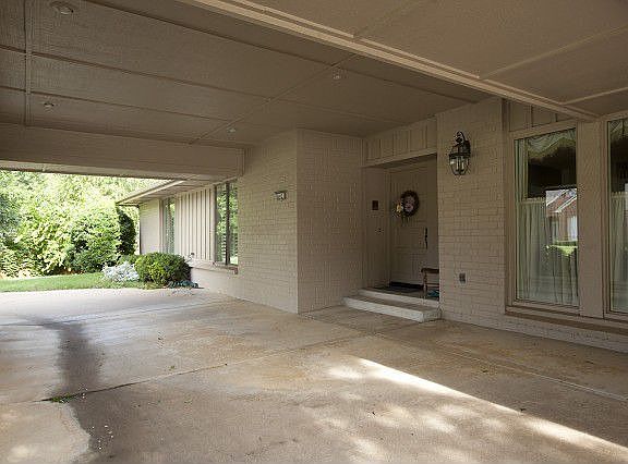 Circle drive with porte cochere