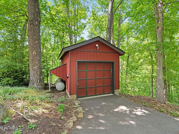 3rd image of 804 S Shiloh Rd