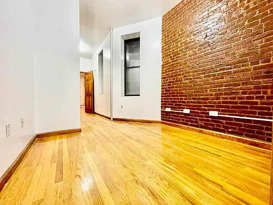 Rented by HOLTON REAL ESTATE INC. | media 27