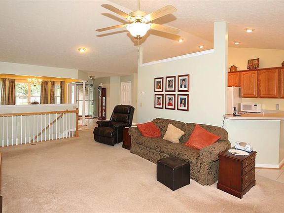 3rd image of 607 Wood Bluff Ln