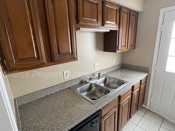 2nd image of 610 Irby Ln #610
