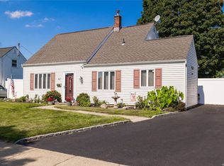 43 Club Ln, Levittown, NY 11756