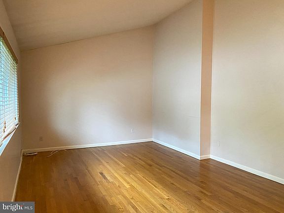 4th image of 10307 Forest Ave