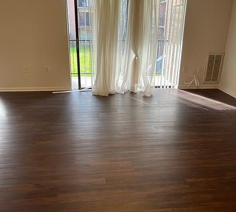 3rd image of 884 Quince Orchard Blvd