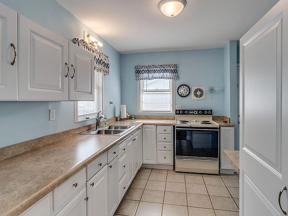 5th image of 79 Cedar Ave S