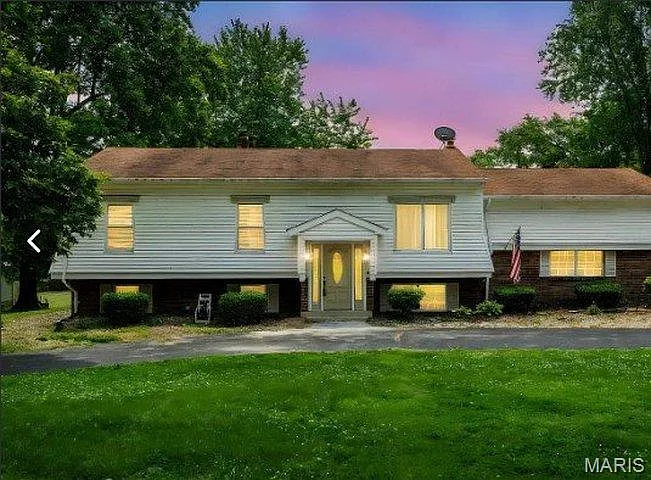 55 Queens Dr photo 1