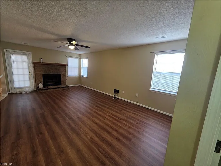 1460 Berkshire Dr — Photo 8