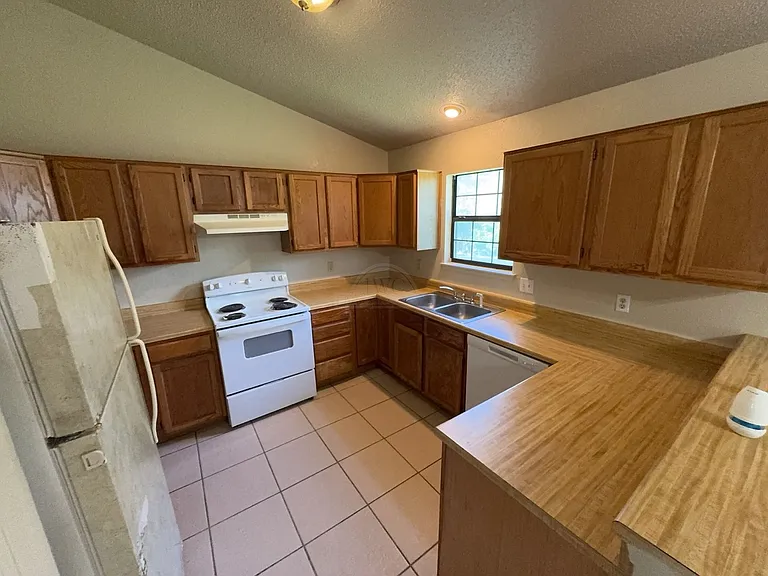 2208 Hemlock Dr — Photo 6