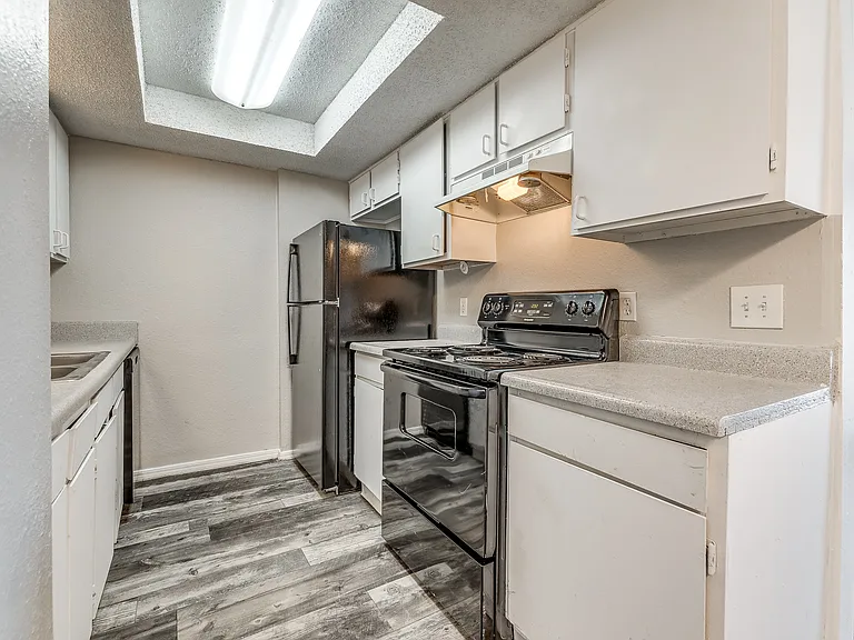 Fairfax Apartments — Photo 26