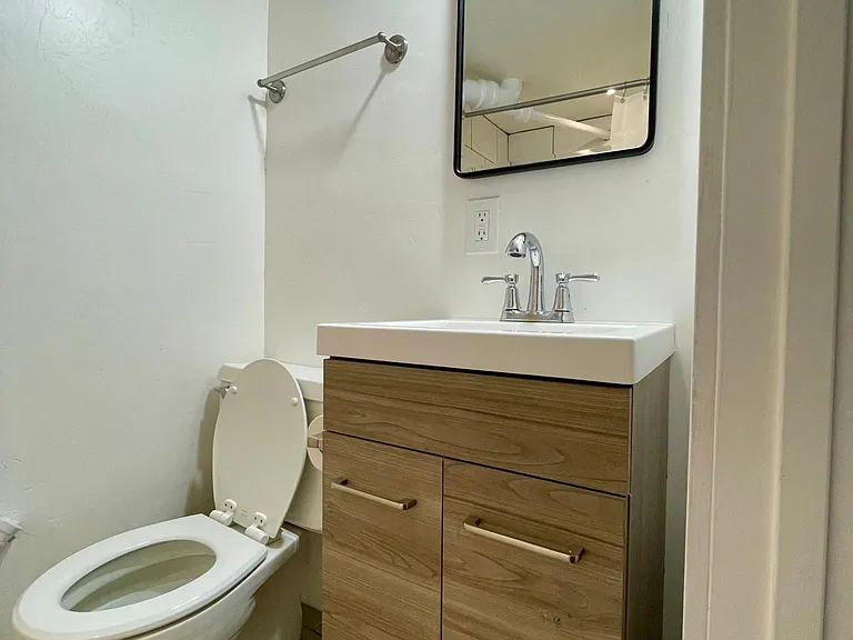 655 N 9th St #B — Photo 5