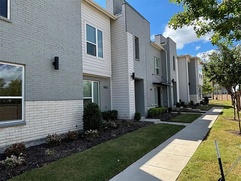 1763 Montgomery Dr — Photo 1