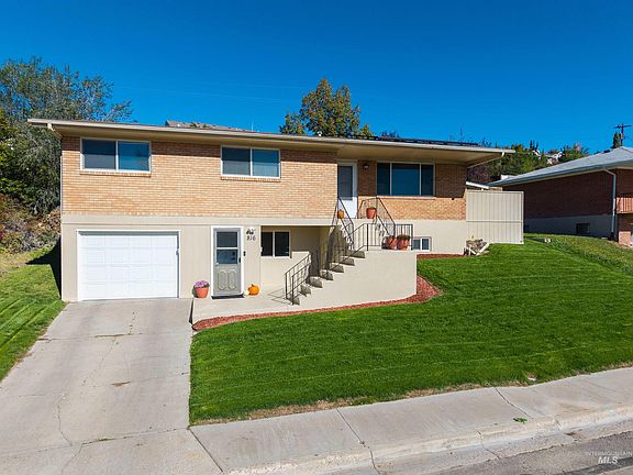 3rd image of 816 Park Ln