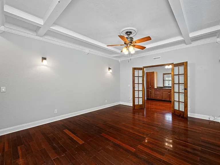 705 W Bay St — Photo 12