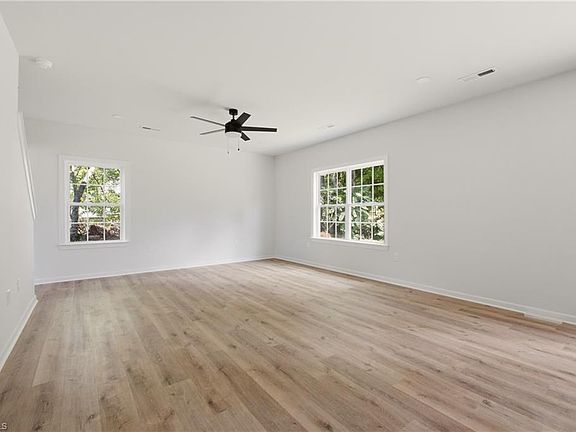 5th image of 456 Sanford Ave