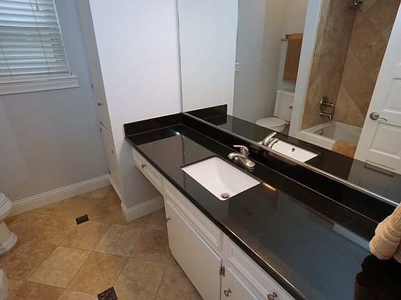 Hall bath w jetted tub