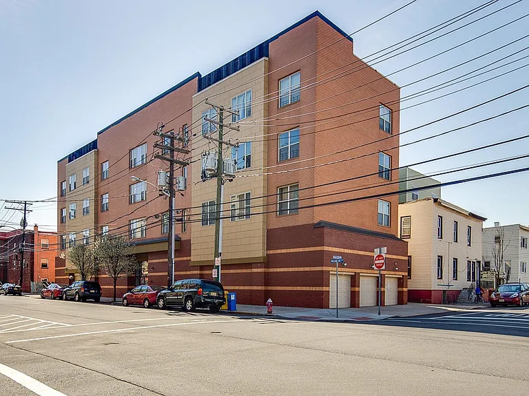 5005 Palisade Plaza — Photo 24