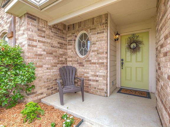 3rd image of 207 W Dillon Dr