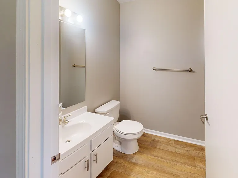 Turnberry Square Apartments — Photo 18