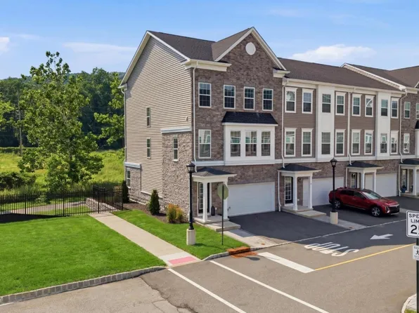 2 Coogan Ct, Morris Plains Boro, NJ 07950