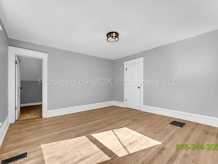 425 Woodlawn St SE — Photo 15