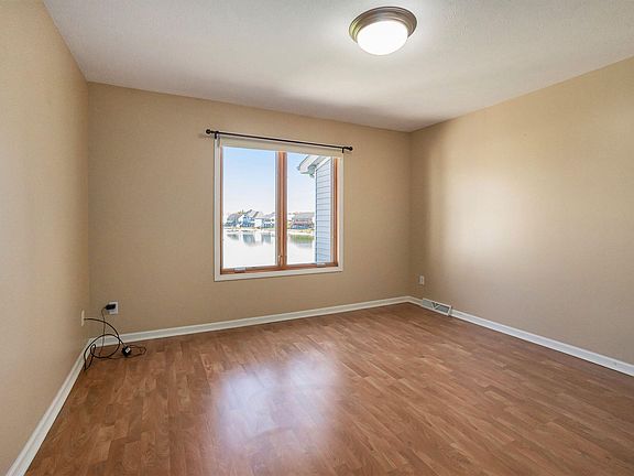4th image of 267 Shoreside Dr N