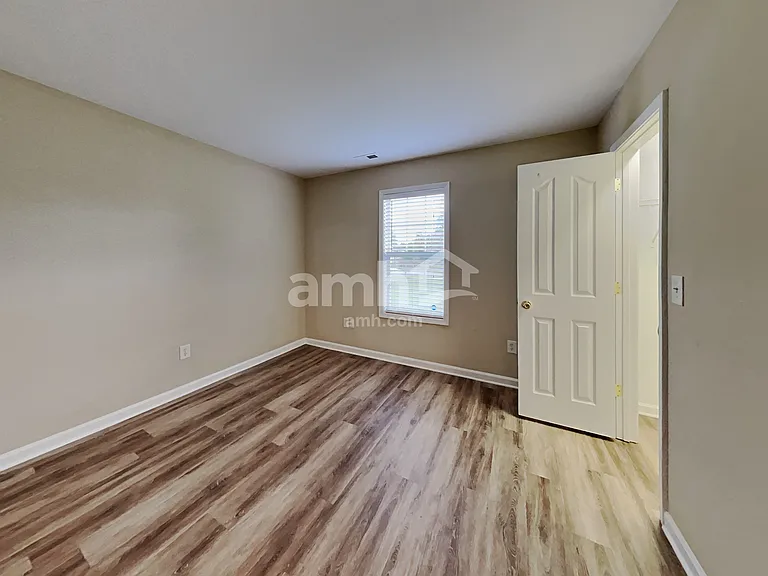 114 Elgin Ln — Photo 17
