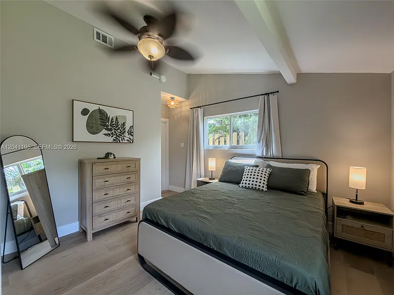 1813 SW 10th St — Photo 30