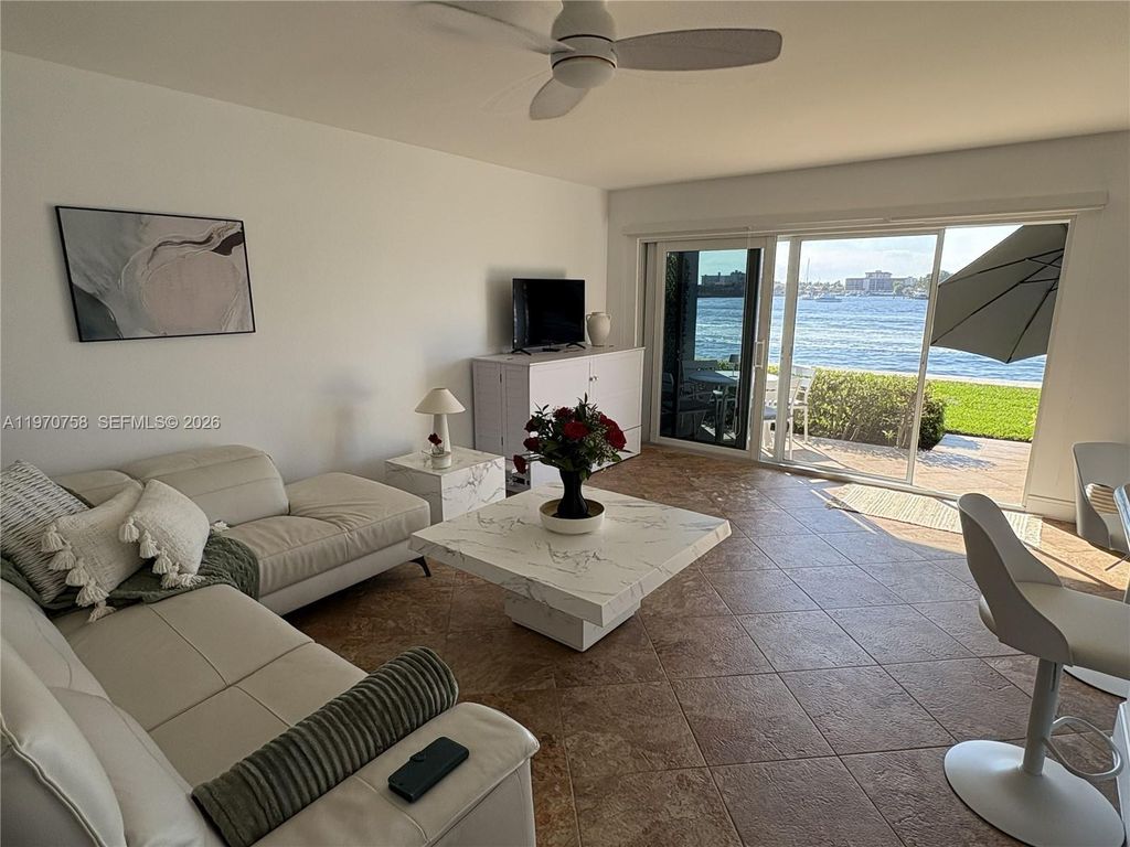 1201 S Riverside Dr APT 107, photo 4