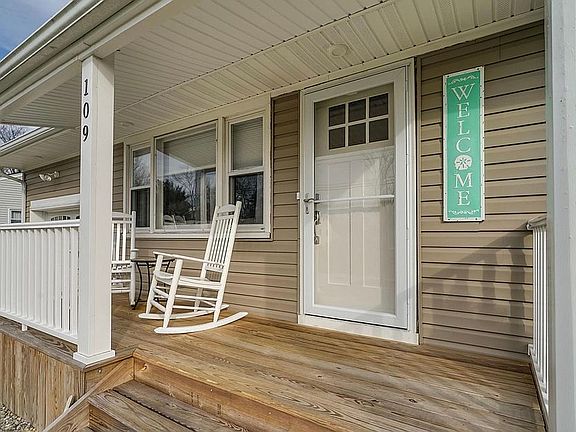 4th image of 109 Curtis Pl