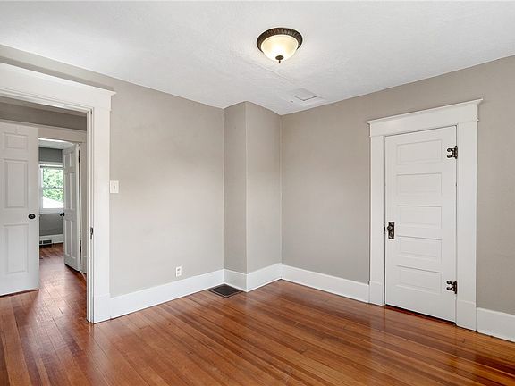 5th image of 501 E 6th St