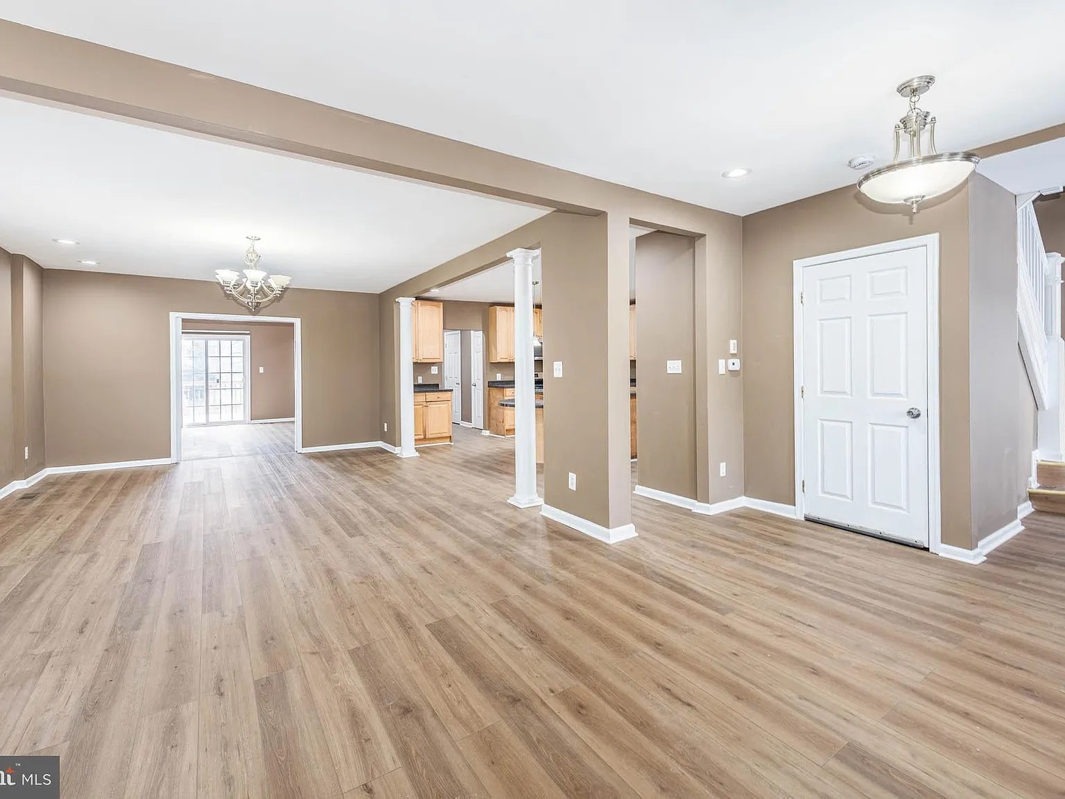 12 bed, 2.5 bath, 3323 sqft, $5,000 — Photo 2