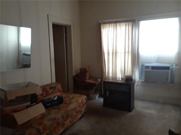 3rd image of 104 W Knollwood St