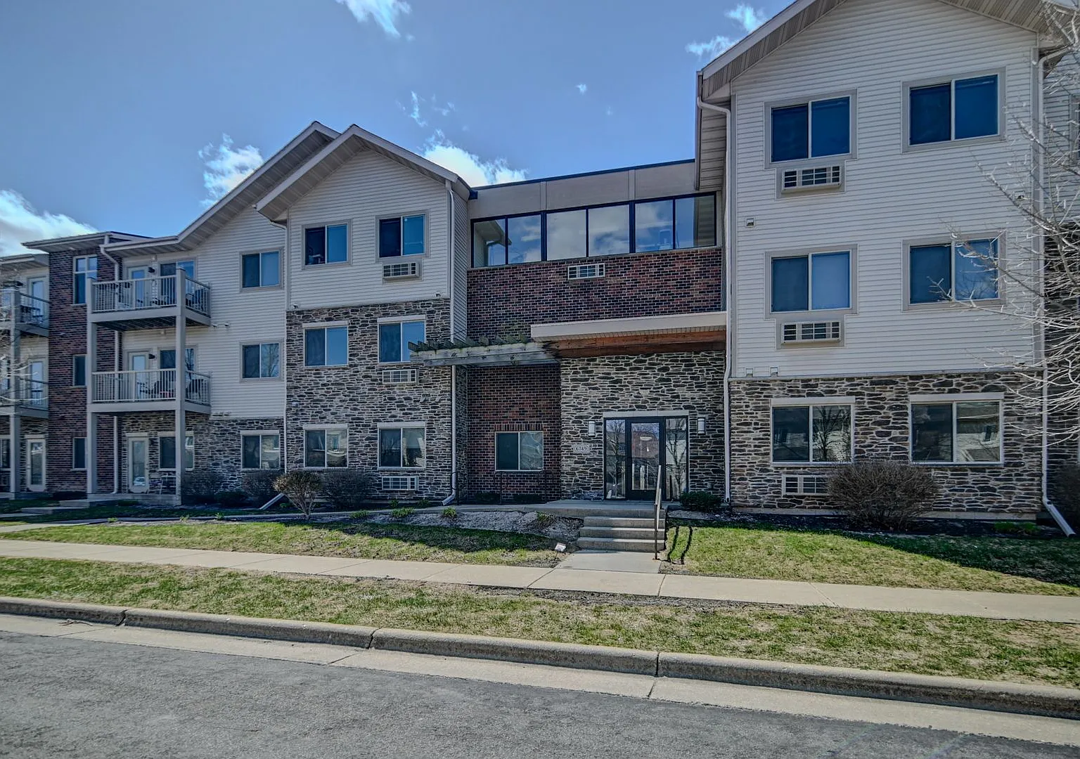 Fairhaven Court Apartments — Photo 1