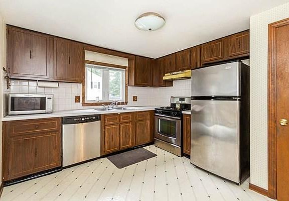 3rd image of 63 Longfellow Dr