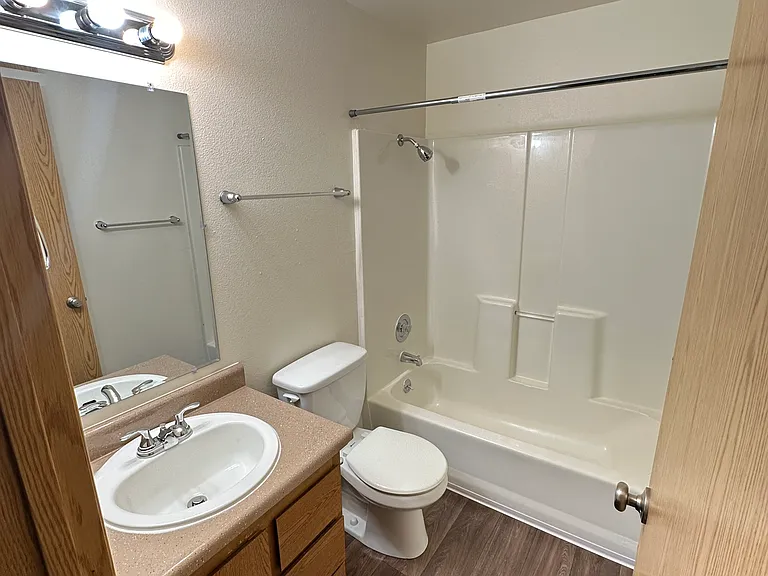 Eastman Heights Apartments — Photo 10