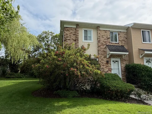 40 Town House Drive, Massapequa Park, NY 11762