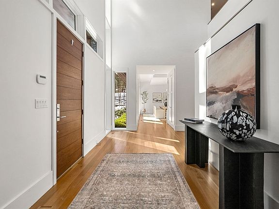 4th image of 11 Winthrop Cir