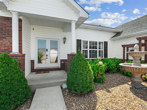 2nd image of 3981 Cambridge Crossing Dr