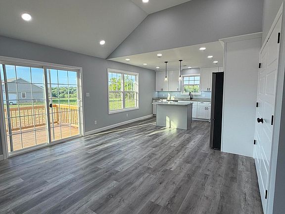 5th image of 385 Lone Oak Dr