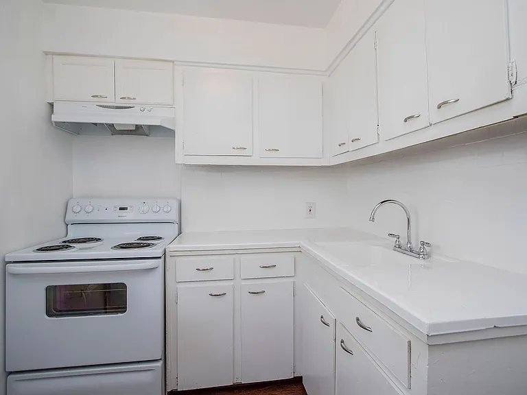 1419 Hyde Park — Photo 33
