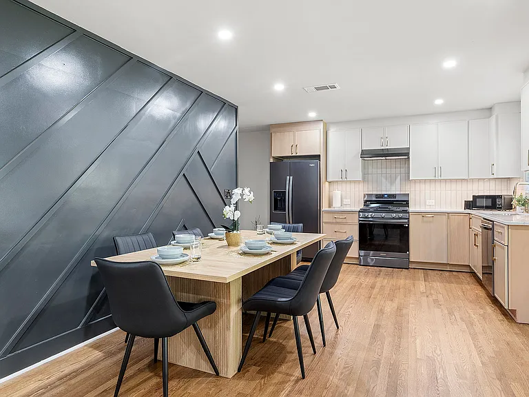 1540 Berkeley Ln NE — Photo 8